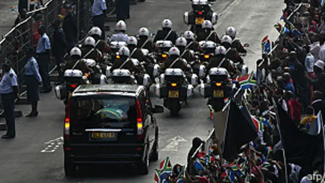 当曼德拉的灵柩被从医院的太平间送往联合大厦时,沿途有成千上万人相送。