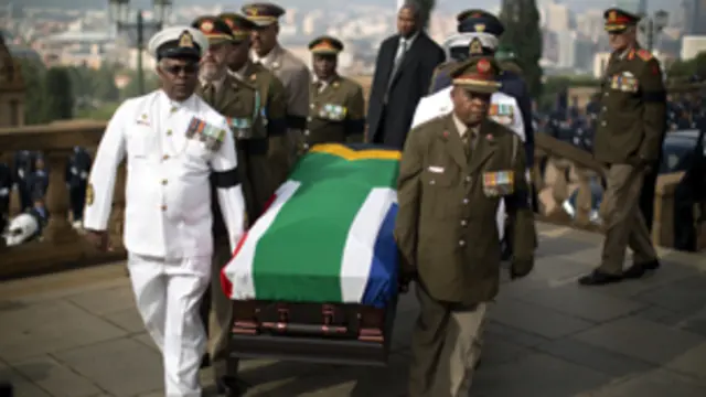 جثمان نيلسون مانديلا محمولا