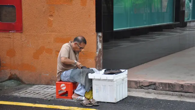 Tukang sepatu di Chow Kit