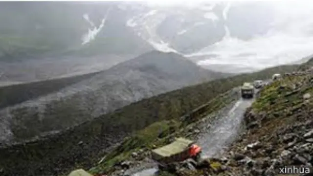 這條公路使墨脫縣這個「唯一不通公路的縣成為歷史」。