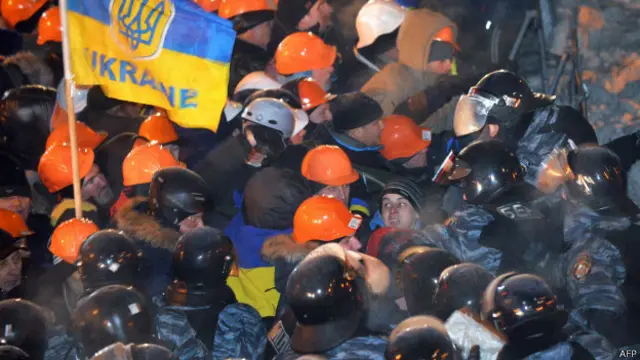 پولیس اور مظاہرین کے درمیان جھڑپیں اس وقت شروع ہوئیں جب بلوہ پولیس نے شہر کے مرکزی ہال میں جمع مظاہرین کو باہر نکالنے کی کوشش کی