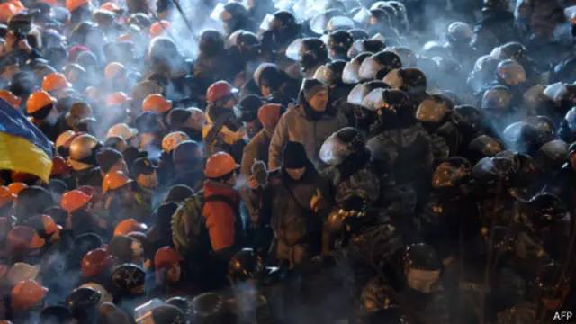 警察與抗議者發生衝突