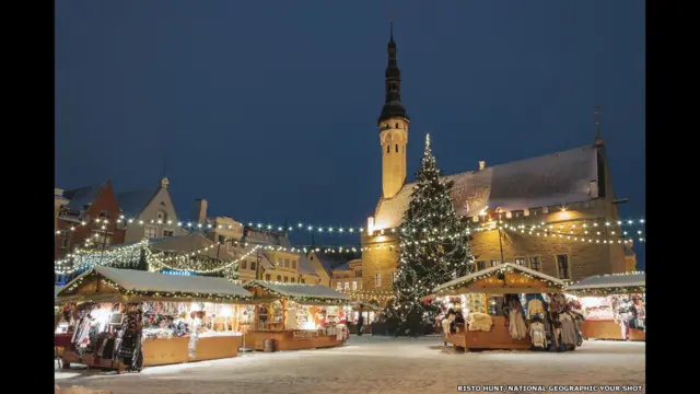 لقطة أخرى تنقل أجواء أعياد الميلاد في مدينة تالين باستونيا التقطتها عدسة ريستو هانت. 