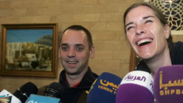 الصحفية الهولندية جوديث شبيغيل وصديقها بودوين بيرندسين عبرا عن سعادتهما لانتهاء محنة خطفهما.