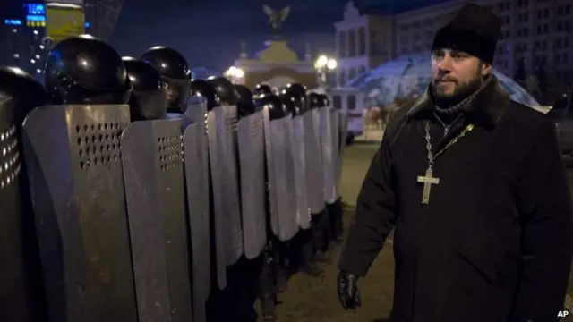 کشیش هایی هم بودند که برای دعوت به حفظ آرامش به این منطقه آمدند.