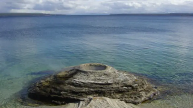 سائنس دانوں کا کہنا ہے کہ آتش فشاں پھٹنے سے قبل وہاں کی زمین میں خاطر خواہ ابھار نظر آئے گا