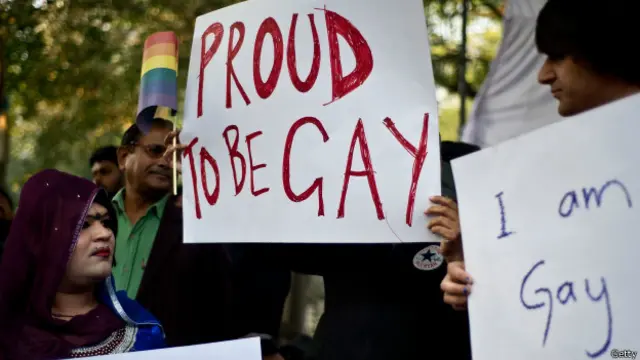 समलैंगिक संबंधों पर सुप्रीम कोर्ट ने फिर रोक लगाई