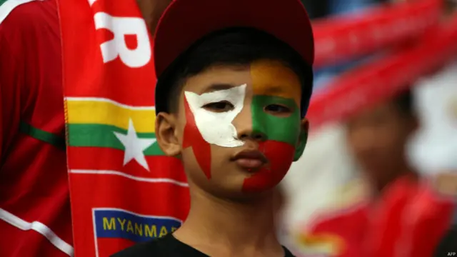 Một cậu bé hâm mộ bóng đá đợi tới giờ bắt đầu trận đấu giữa Miến Điện và Campuchia.