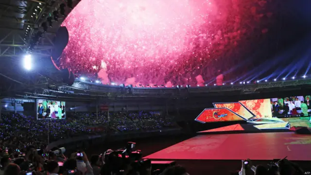 Lễ khai mạc nhiều màu sắc bắt đầu lúc 19.30 (giờ Việt Nam) được cho là nỗ lực của Miến Điện nhằm cho thấy hình ảnh của một quốc gia đang thay đổi nhanh chóng.