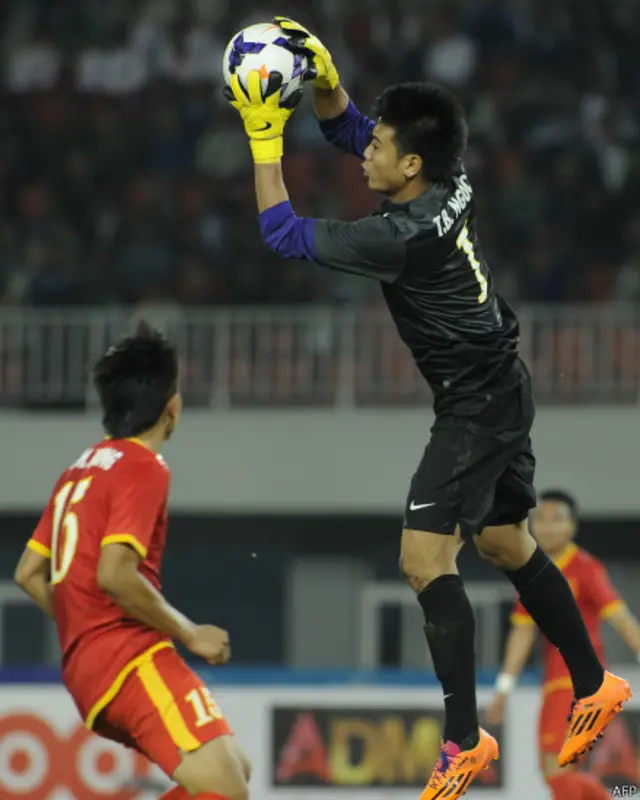 Thủ môn Trần Bửu Ngọc của đội Việt Nam cứu bóng trong trận đấu giữa Việt Nam và Singapore. Nhiều người cũng bày tỏ nuối tiếc trên Facebook của BBC về trận đấu khi Việt Nam thua 1-0.