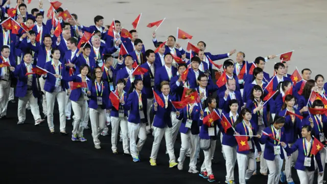 Đoàn Việt Nam diễu hành chào khán giả ở sân vận động. Cho tới nay, đoàn Việt Nam đã giành huy chương vàng thứ 10, theo truyền thông trong nước