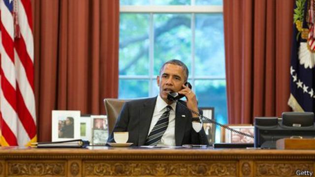 Obama haciendo una llamada desde el despacho Oval
