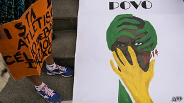 Pancarta con simulacro del logo Brasil 2014 