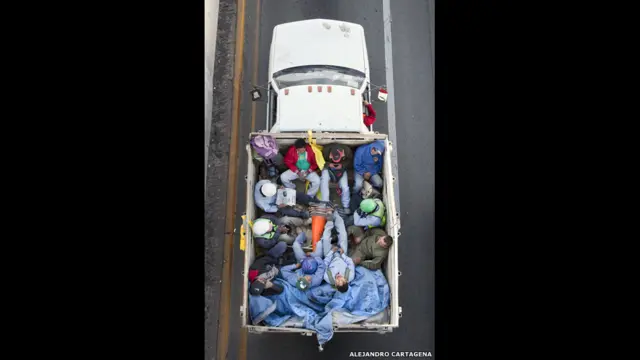 ایلیجاندرو کارٹیجینا کی تصویریں بتائی ہیں کہ بڑھتے ہوئے شہروں نے مضافاتی آبادیوں کو کتنا پیچھے دھکیل دیا ہے جہاں سے لوگوں شہروں میں آتے ہیں۔