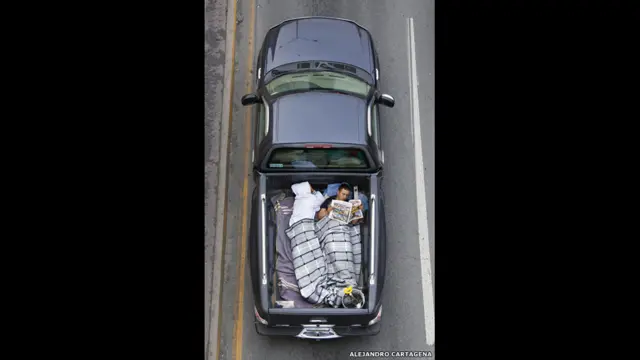 دن کی محنت مزدوری کے بعد تھکے ہارے مزدور ان ٹرکوں میں ہی بستر لگا لیتے ہیں۔