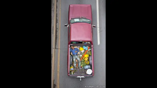 فوٹوگرافر کا تعلق ڈومنیکن رپبلک سے ہے لیکن وہ اس وقت میکسیکو کے شہر مونٹیری میں سکونت پذیر ہیں۔ وہ اپنی تصویروں میں سماجی، شہری اور ماحولیاتی موضوعات کو اجاگر کرتے ہیں۔ 