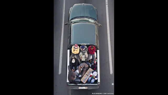 مزدورں کو لمبا سفر طے کر کے شہر آنا پڑتا ہے جہاں وہ محنت مزدوری کرتے ہیں۔