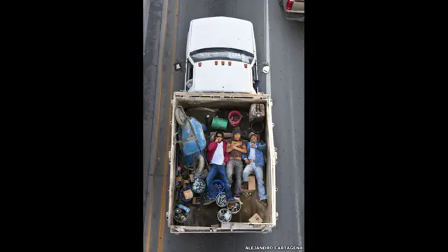 ایلیہاندرو کارٹیجینا کا کہنا ہے کہ ان تصویروں کے ذریعےمیکسیکو کے شہر مونٹیری میں توسیع کو دکھایا گیا ہے۔ 