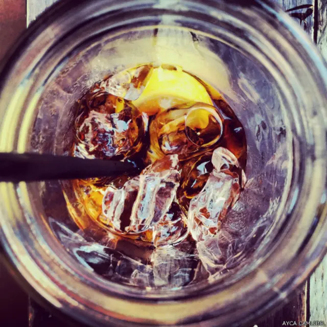 Ayça Çamlıbel: Geçtiğimiz yaz Manhattan'ın Little Italy bölgesinde bir pizzacıda yediğimiz yemek sonrasında bardağımda kalanlar.