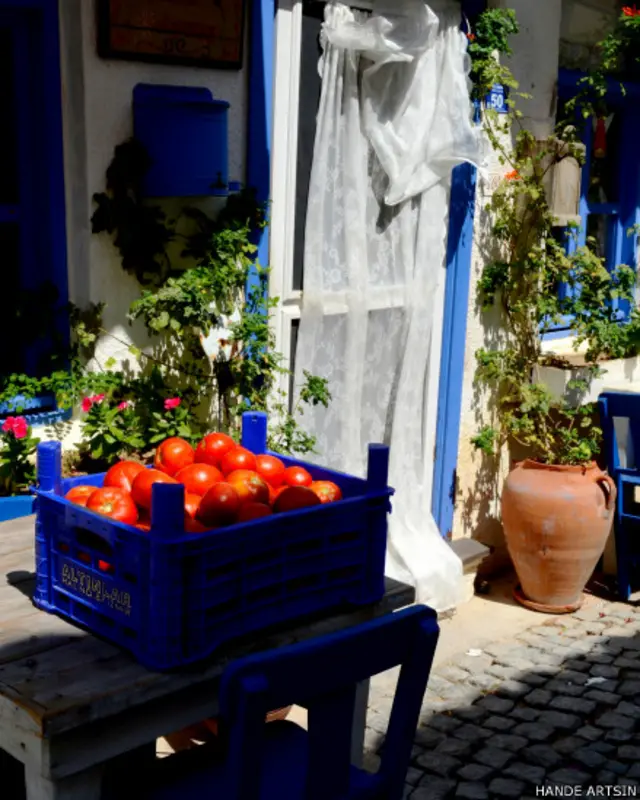 Hande Artsın: Yazdan kalma bir günde çektiğim bu fotoğraf öğlenleri en sevdiğim yemeğin taze ekmek arasında domates lezzeti olduğunu çok iyi anlatıyordu.