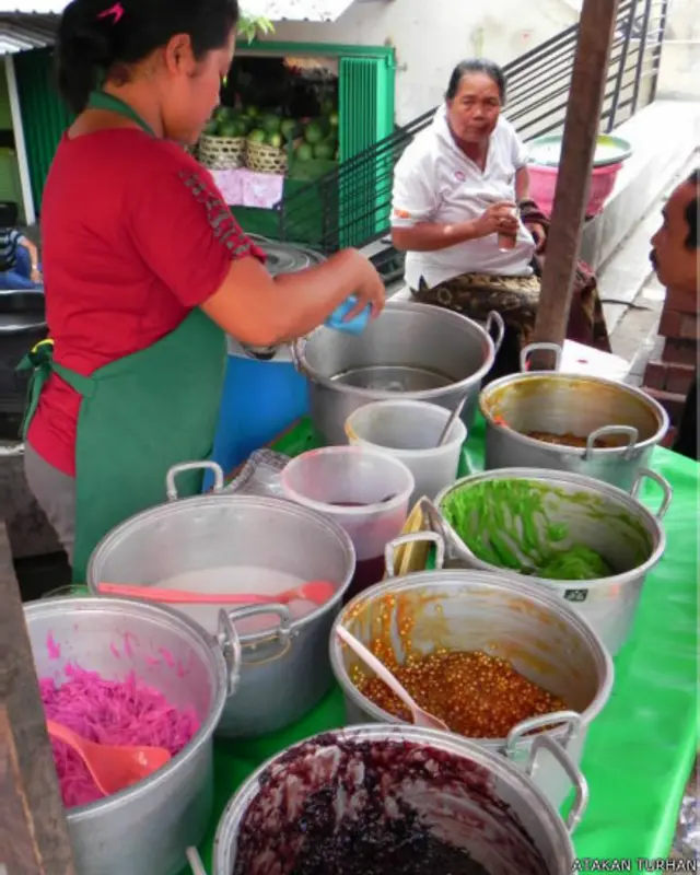 Atakan Turhan: Bali'de fast food, yemeğinizi renk tercihinize göre seçebilirsiniz.