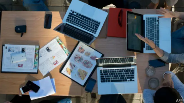 Grupo de jóvenes con computadoras