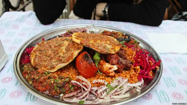 Tarık Başoğlu: Fatih'te bulunan Sur Ocakbaşı, öğle yemeği için ilk tercihimdir. Karışık kebap ve yanında ayran midenizin şenlenmesi için yeterlidir.