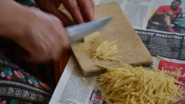 Mehmet Ali Kıymet: Öğle yemeği için hazırlanan erişteler.