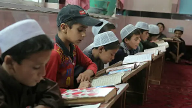 پر زده کړو سربېره د شخصيت په جوړولو کې ښوونځی تر ټولو مهم رول لري