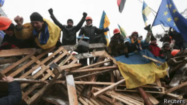 پلیس سعی در جمع کردن موانع و چادرهای معترضان کرده بود