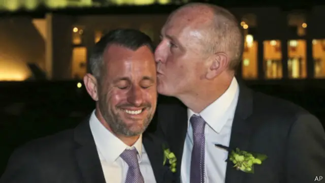 西澳工党议员道森（右）12月7日在坎培拉国会大厦前与同性伴侣利德罗结婚（07/12/2013）