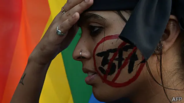 තීන්දුවට එරෙහිව සමලිංගික ක්‍රියාධරයෝ රට පුරාම උද්ඝෝෂණයේ යෙදී සිටියහ