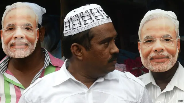 नरेंद्र मोदी के मुखौटे के साथ एक मुसलमान