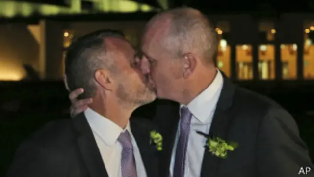 Австралийский политик Стивен Досон(справа) и его партнер Денис Лиделоу 