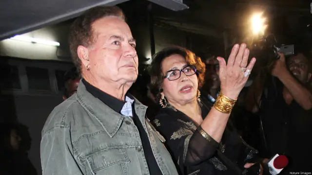 सलीम ख़ान अपनी पत्नी हेलन के साथ.