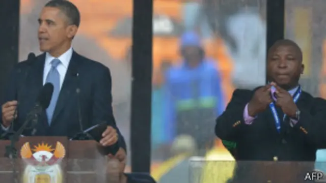 အိုဘားမား အနီးက လက်ဟန်ခြေဟန်နဲ့ သတင်းပြောသူ 