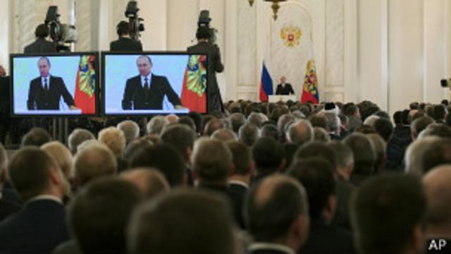 Владимир Путин выступает в Кремле с посланием Федеральному собранию