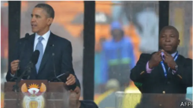 المترجم يقف بجانب الرئيس الأمريكي باراك أوباما في حفل تأبين الزعيم الأرفيقي الراحل نيلسون مانديلا