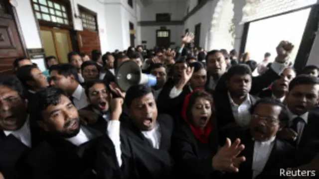 නඩු තීන්දුවට එරෙහිව නීතිවේදියෝ උද්ඝෝෂණයේ.