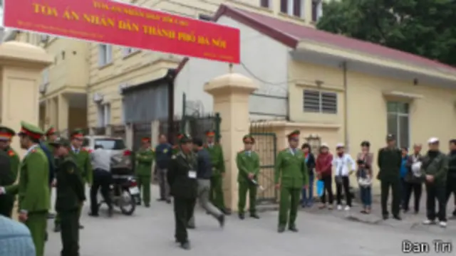 Các phóng viên được phép mang theo máy tính xách tay và máy ghi âm vào phiên xử ngày thứ hai