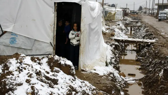 صرح المتحدث باسم المفوضية انه على الرغم من الجهود التي تم بذلها في الشهور الأخيرة، فأنه ما زال من الصعب إيصال المساعدات إلى المتضررين بداخل سوريا في عدد من المناطق، خاصة النازحين التي وصل عددهم إلى حوالي ستة مليون ونصف مليون نازح. 