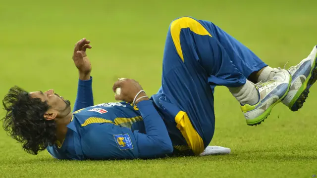 දැවී ගිය ශ්‍රී ලංකා දෙවැනි කඩුල්ල.ශ්‍රී ලංකා පිතිකරු තිලකරත්න දිල්ශාන්.දෙවැනි ඕවරයේදී දැවී යන විට ඔහු ලබා සිටියේ ලකුණු හතක් පමණයි. 