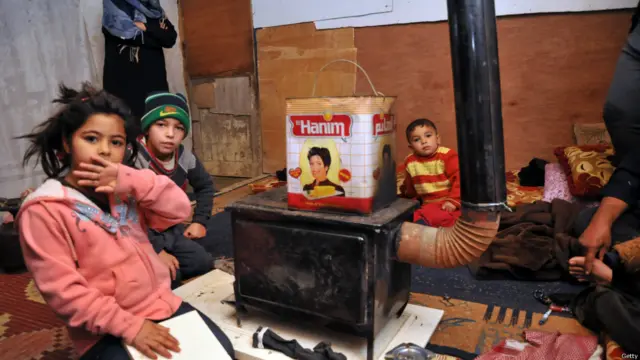 عائلة سورية في طرابلس تستخدم طرقا بدائية للتدفئة. 