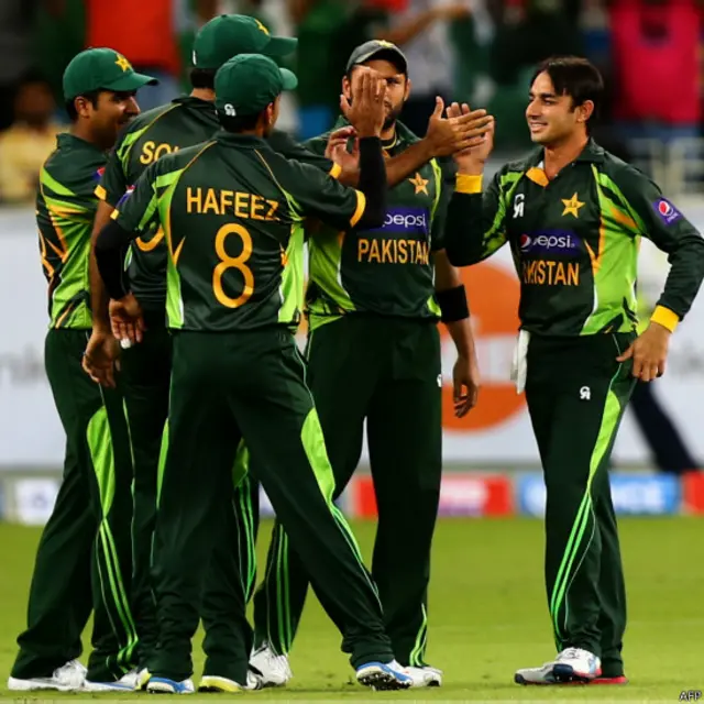 සජීඩ් අක්මාල්ගේ පන්දුවකින් කුමාර් සංගක්කාර් දවාලූ පාකිස්තාන් ක්‍රීඩකයන්ගේ ප්‍රීතිය.පන්දු යවන්නා සගයන් සමඟ සතුට බෙදා ගනිමින්.