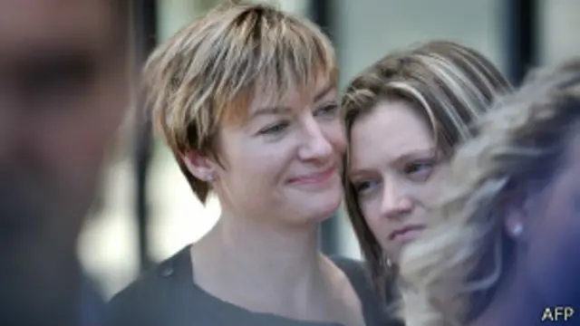 Pareja homosexual escucha dictamen de tribunla en Australia