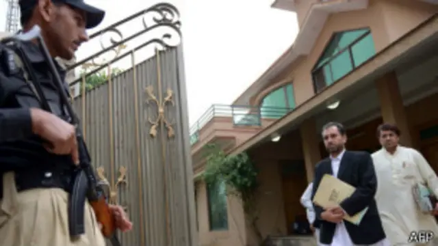 المحامي سميع الله أفريدي (في الوسط)، الذي يترافع عن الطبيب شاكل أفريدي، يخرج من المبنى بعد جلسة محكمة في 20 أكتوبر 2013.