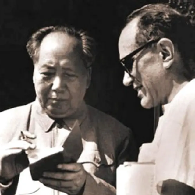 李敦白与毛泽东在天安门城楼上交谈