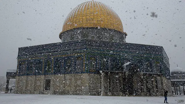 انهمرت الثلوج بمنطقة الضفة الغربية والقدس