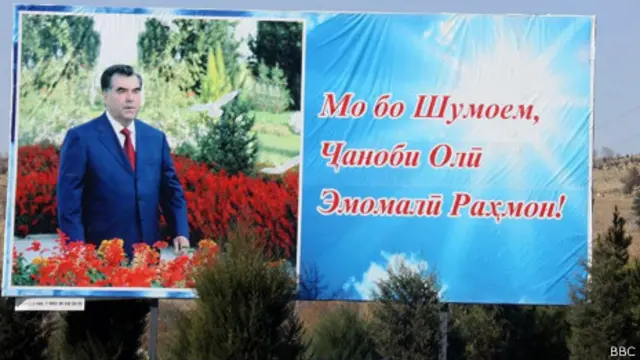 Баннер с изображением президента Таджикистана Эмомали Рахмона