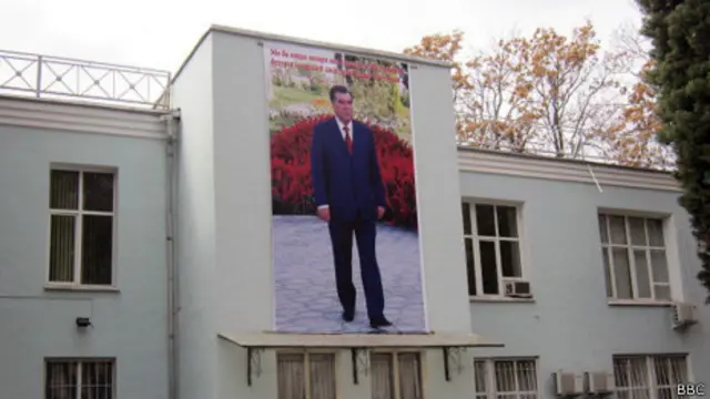 Баннер с изображением Эмомали Рахмона, президента Таджикистана